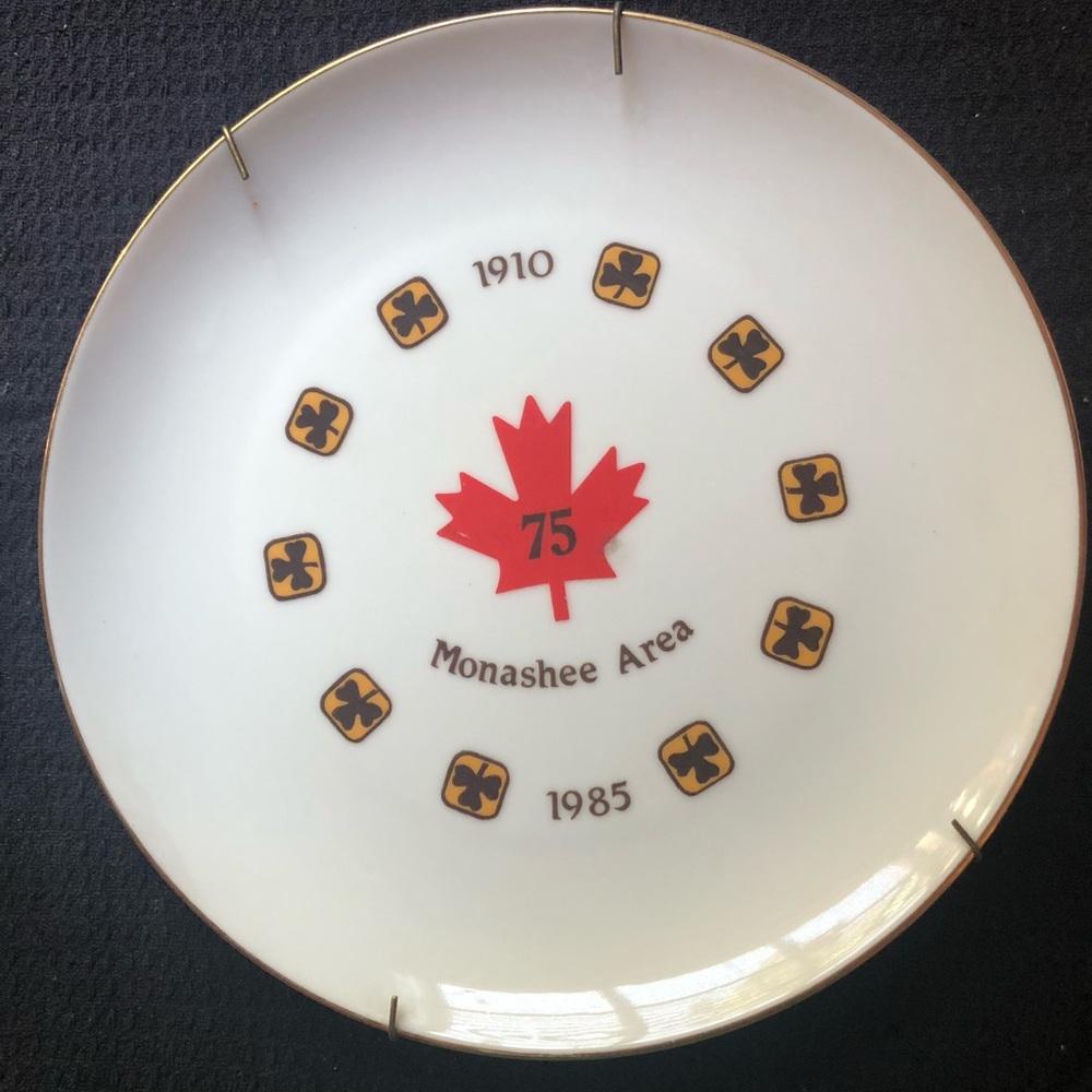 Monashee Area Commemorative 75th Anniversary Decorative Plate - White & Red - Picture 1 of 2